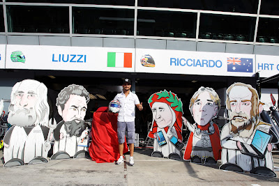 Витантонио Льюцци демонстрирует специальный шлем к Гран-при Италии 2011 в Монце на фоне знаменитых итальянцев
