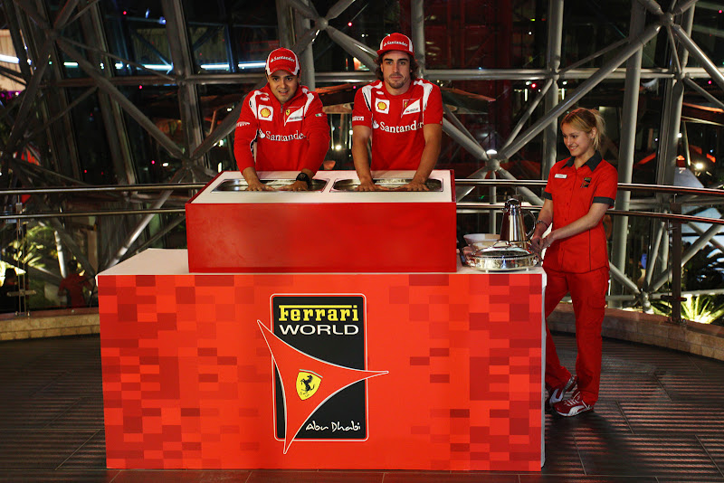 Фелипе Масса и Фернандо Алонсо оставляют отпечатки рук в Ferrari World на Гран-при Абу-Даби 2011
