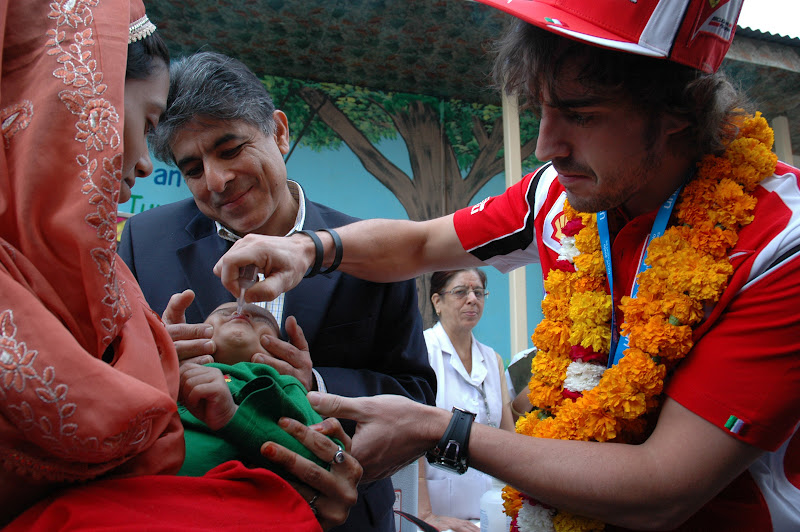 Фернандо Алонсо и индийский ребенок на Гран-при Индии 2011