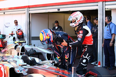 Дженсон Баттон забирает Марка Уэббера от своего болида McLaren после квалификации на Гран-при Монако 2011