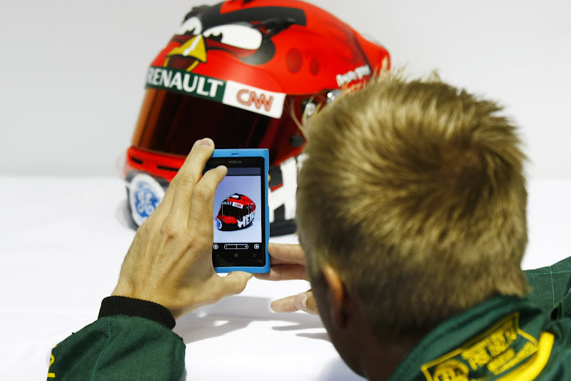 kovalainen_angry_birds_helmet_2012_6.jpg