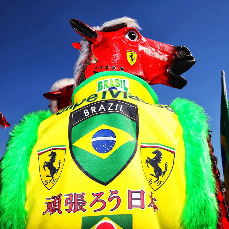 болельщик Фелипе Массы и Ferrari в боевом костюме лошади на Гран-при Японии 2013