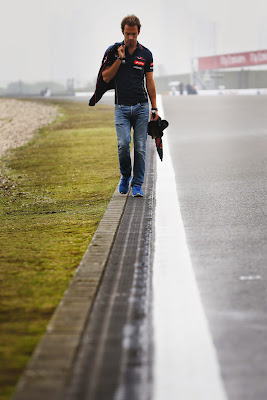 Жан-Эрик Вернь идет по трассе Шанхая в четверг на Гран-при Китая 2014