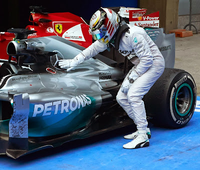 Льюис Хэмилтон загибается перед своим Mercedes после победы на Гран-при Китая 2014
