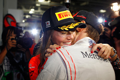 Джессика Мичибата и Дженсон Баттон обнимаются после победы на Гран-при Японии 2011