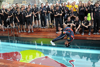 бэкфлип Марка Уэббера в бассейн Red Bull Energy Station на Гран-при Монако 2012