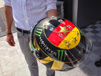 отредактированная версия шлема Нико Росберга в честь победы Германии в чемпионате мира по футболу для Гран-при Германии 2014