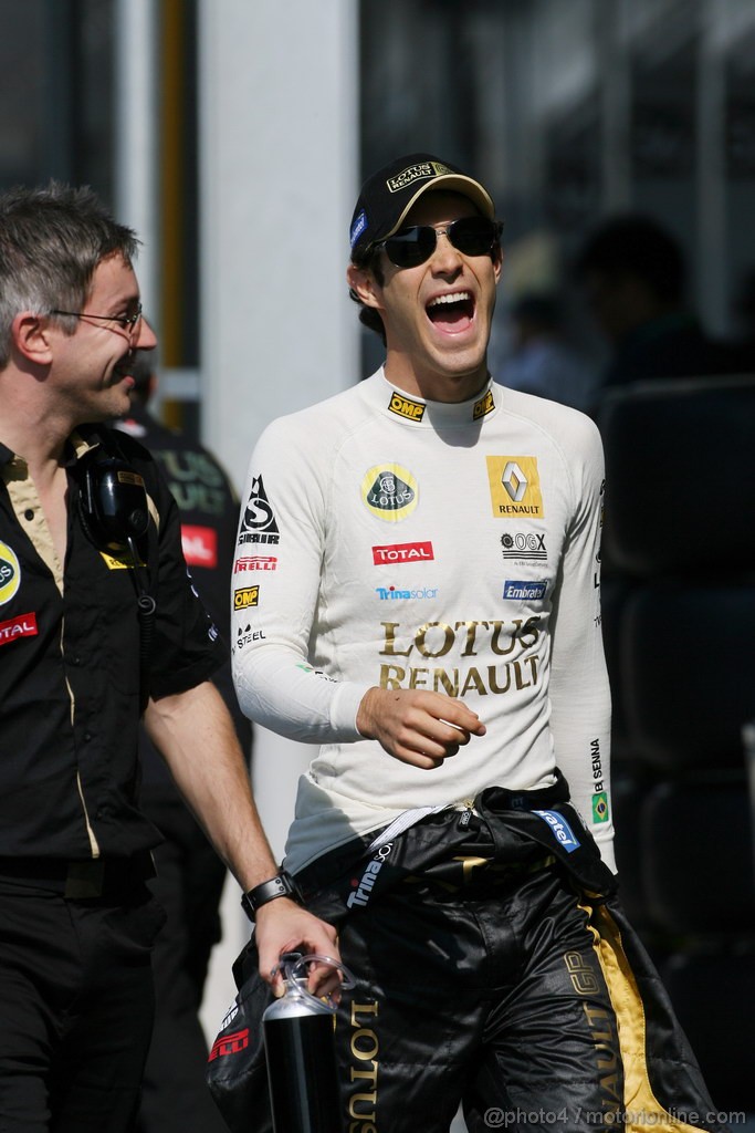Бруно Сенна громко смеется на Гран-при Японии 2011