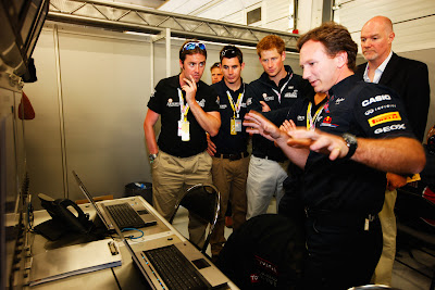 Кристиан Хорнер показывает магию гостям Red Bull в гараже на Гран-при Великобритании 2011