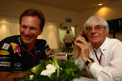 Кристиан Хорнер и Берни Экклстоун улыбаются в интервью на Гран-при Сингапура 2011