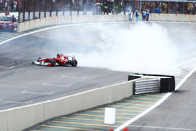Фелипе Масса жжет резину на Ferrari после финиша гонки на Гран-при Бразилии 2011