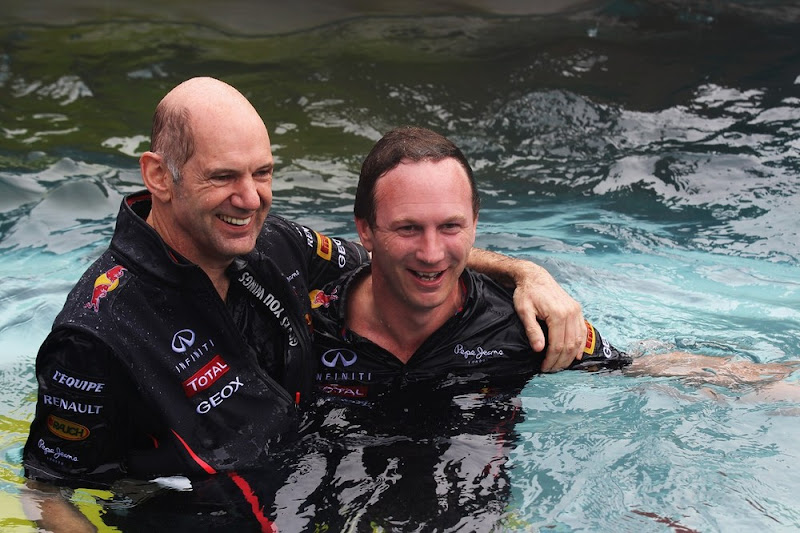 Эдриан Ньюи и Кристиан Хорнер в бассейне Red Bull Energy Station на Гран-при Монако 2012