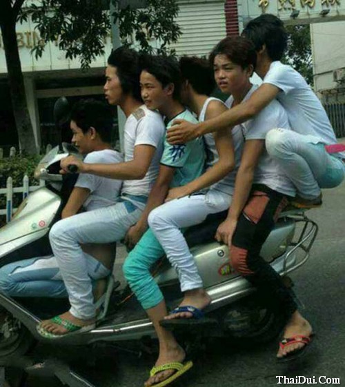 Chùm ảnh vui về những chiếc xe 2 bánh siêu tải Hình ảnh 6 thanh niên ngồi trên 1 chiếc xe