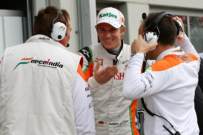 Нико Хюлькенберг смеется вместе с механиками на Нюрбургринге на Гран-при Германии 2011 в пятницу