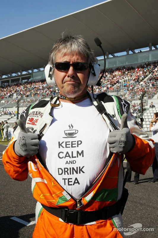 Нил Дики в футболке Keep Calm And Drink Tea на Гран-при Японии 2013
