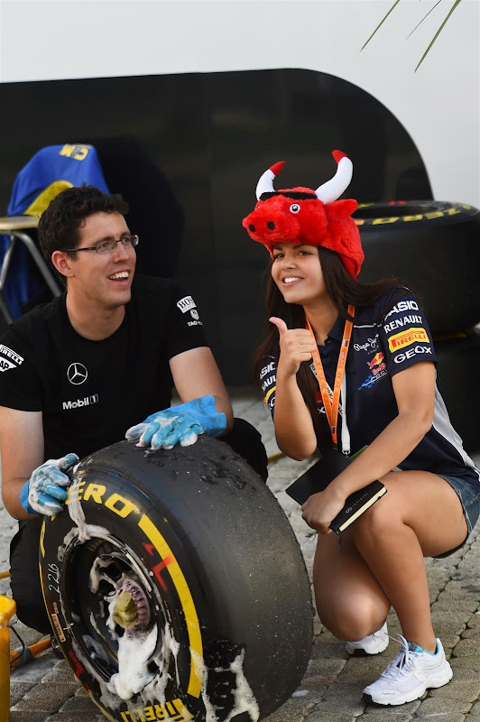 Pirelli и болельщица Red Bull на Гран-при России 2014