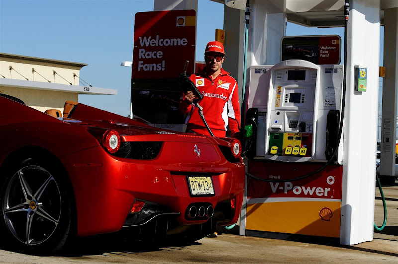 Фернандо Алонсо заправляет Ferrari на заправке Shell на Гран-при США 2012