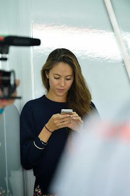 Джессика Мичибата смотрит в телефон на Гран-при Кореи 2013