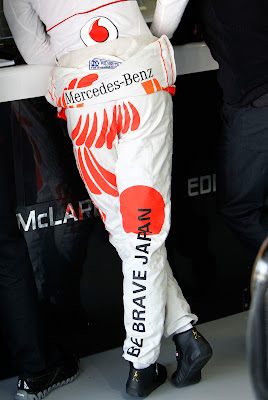 Дженсон Баттон в комбинезоне Hugo Boss на Гран-при Японии 2011 - вид сзади