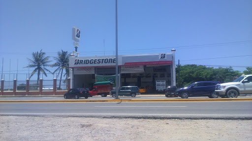 Bridgestone Llantera, Salina Cruz - Juchitán de Zaragoza 27, Jardines, Salina Cruz, Oax., México, Tienda de repuestos para carro | OAX