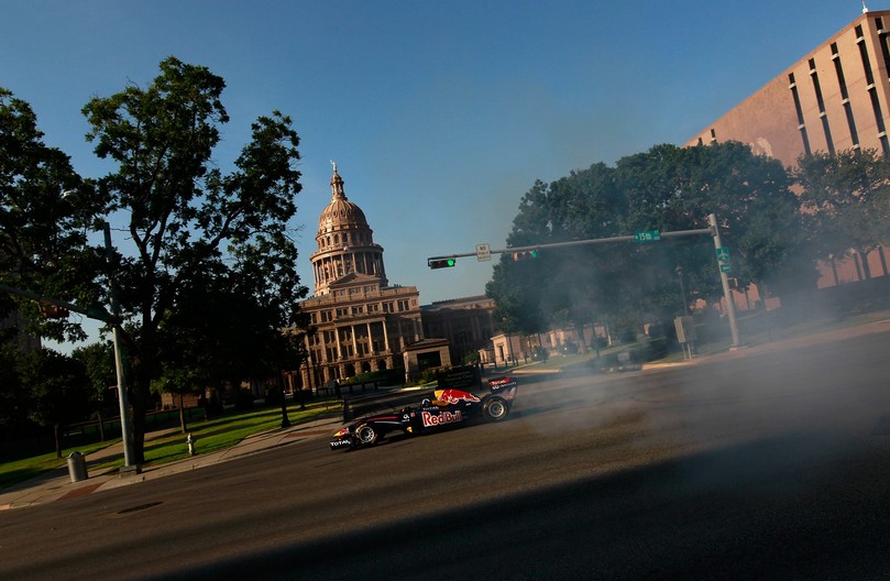 Red Bull Дэвида Култхарда на фоне Texas Capitol