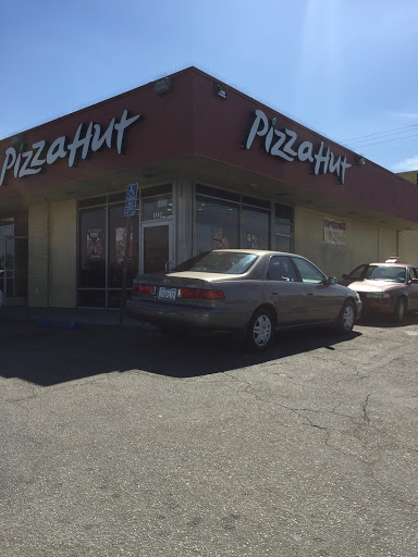 Pizza Restaurant «Pizza Hut», reviews and photos, 1336 W Rosecrans Ave, Gardena, CA 90247, USA