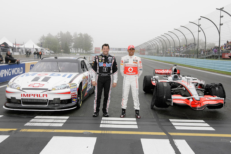 Льюис Хэмилтон и Тони Стюарт со своими гоночными болидами McLaren и NASCAR Mobil 1 в Уоткинс-Глене 2011