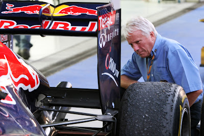 Чарли Уайтинг смотрит на Red Bull сзади на Гран-при Кореи 2011