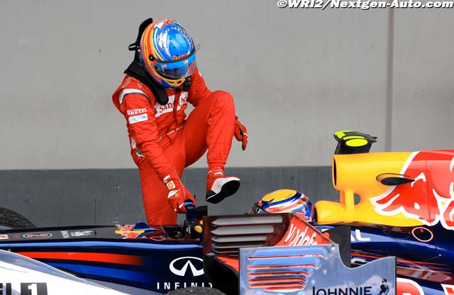 Фернандо Алонсо вылезает из болида Red Bull Марка Уэббера после финиша Гран-при Германии 2011