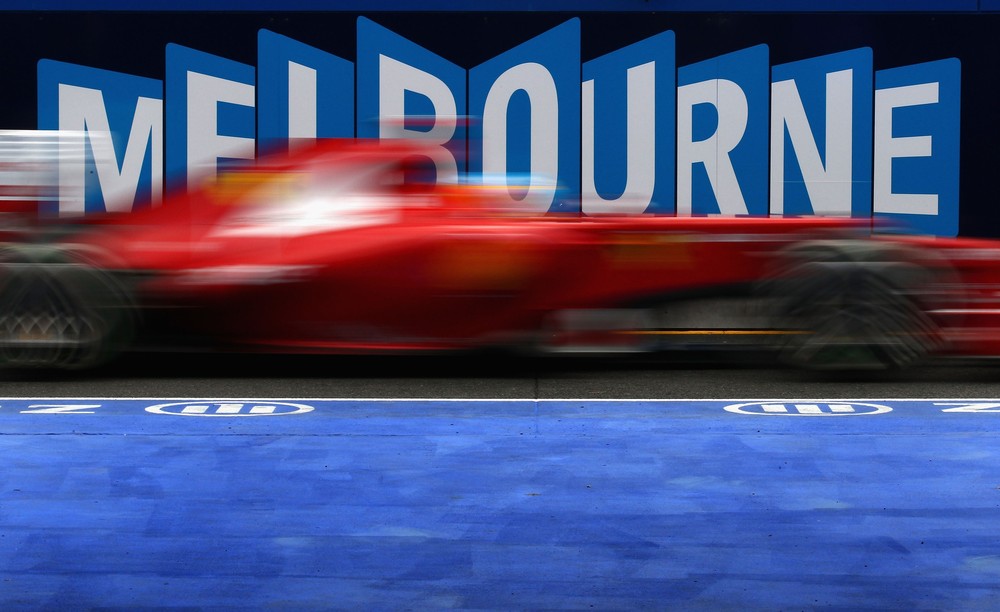 Фернандо Алонсо на болиде Ferrari проезжает мимо надписи Melbourne на Гран-при Австралии 2012