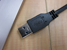 USB 3.0 のケーブルの接続部をヤスリで削った