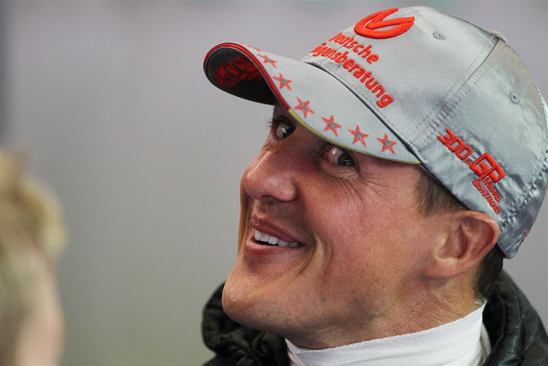 улыбающийся Михаэль Шумахер на Гран-при Бельгии 2012
