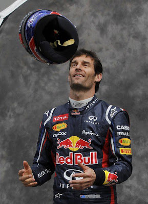 Марк Уэббер подбрасывает шлем на фотосессии пилотов на Гран-при Австралии 2012