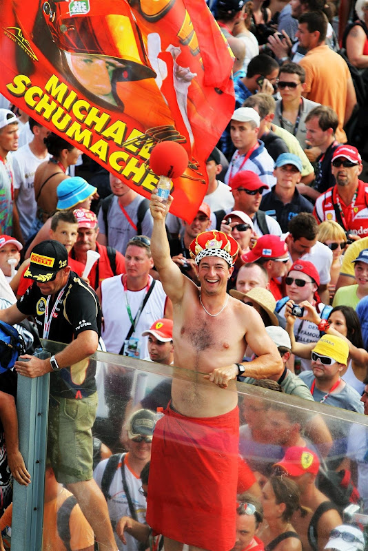 болельщик Ferrari в шапочке и с полотенцем на Гран-при Венгрии 2012