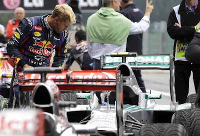 Себастьян Феттель разглядывает болид Mercedes после квалификации на Гран-при Бельгии 2013