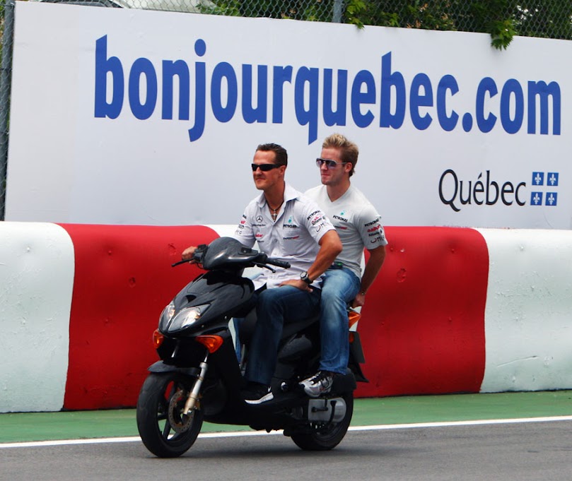 Михаэль Шумахер показывает трассу в Монреале на мопеде на Гран-при Канады 2011