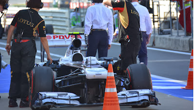 механики Lotus охлаждают болид Williams на Гран-при Кореи 2013