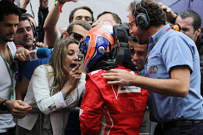 Рафаэла Масса поздравляет Фелипе Массу с подиумом на Гран-при Бразилии 2012