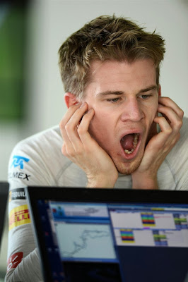 зевающий Нико Хюлькенберг на Гран-при Японии 2013