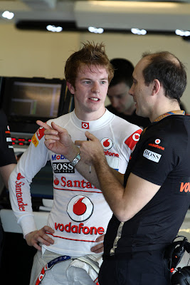 Оливер Терви разговаривает с инженером McLaren Филом Прю на молодежных тестах в Абу-Даби 2011