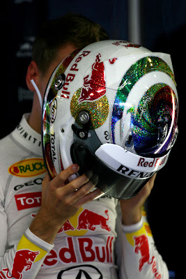 Себастьян Феттель со шлемом поверх лица на Гран-при Сингапура 2011