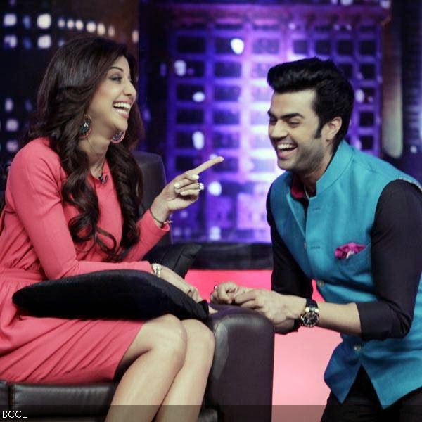 Shilpa Shetty and Manish Paul play 'chidiya uddi' on the sets of the popular TV show Mad In India, in Mumbai. (Pic: Viral Bhayani) Shilpa Shetty and Manish Paul play 'chidiya uddi' on the sets of the popular TV show Mad In India, in Mumbai. (Pic: Viral Bhayani)