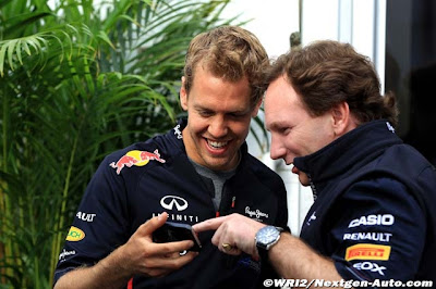 Себастьян Феттель показывает что-то Кристиану Хорнеру на своем телефоне на Гран-при Канады 2012