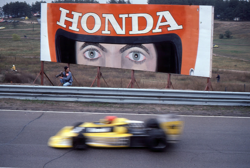 Жан Пьер Жабуй на Renault проезжает мимо баннера Honda в Уоткинс-Глене на Гран-при США 1977