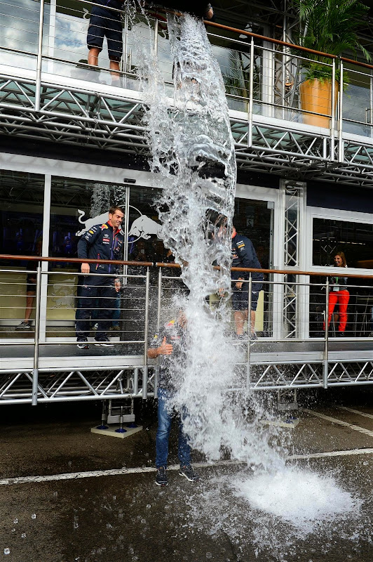 Даниэль Риккардо обливается ледяной водой - Ice Bucket Challenge на Гран-при Бельгии 2014