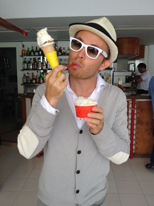Нико Росберг с мороженным в шляпе и очках