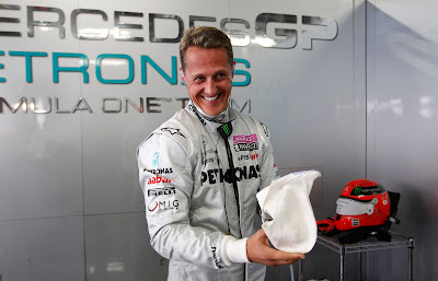 Михаэль Шумахер смеется до красна на Гран-при Японии 2011