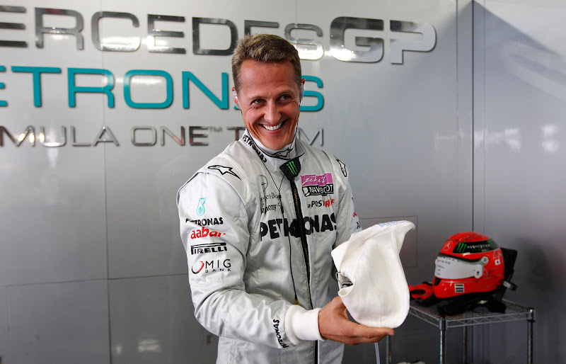 Михаэль Шумахер смеется до красна на Гран-при Японии 2011