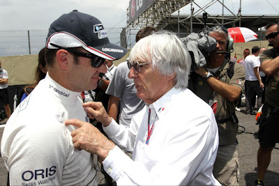 Рубенс Баррикелло и Берни Экклстоун на Гран-при Бразилии 2011