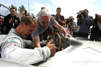 Михаэль Шумахер знакомится с Mercedes W196s 1955 года в Нюрбургринге на Гран-при Германии 2011